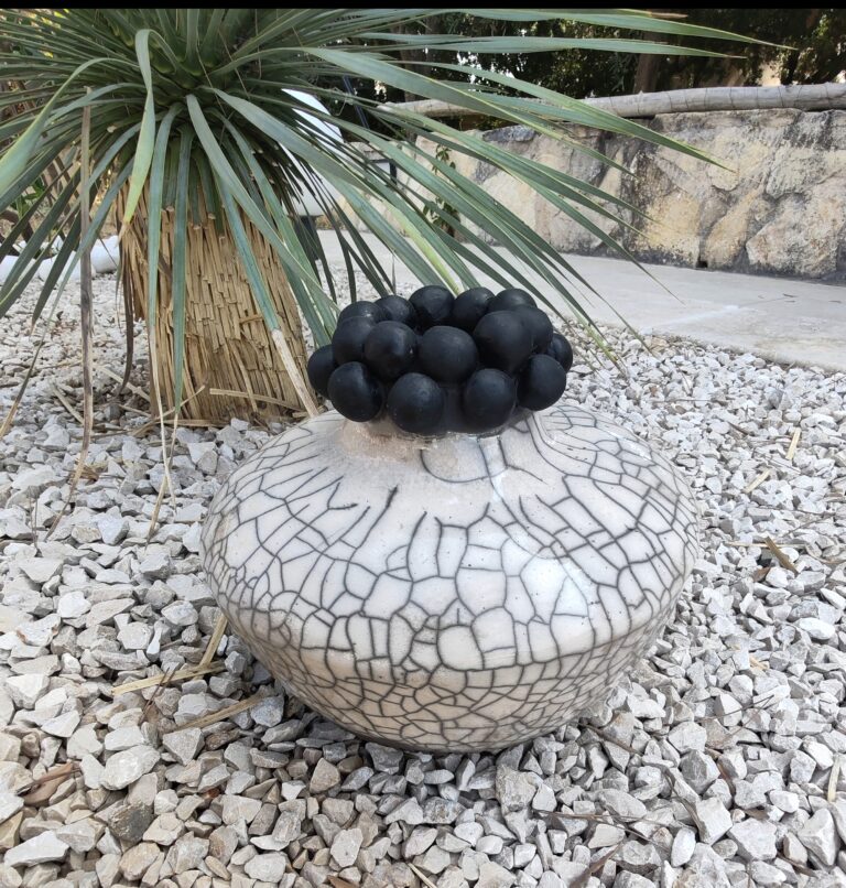 vase raku avec boules noires